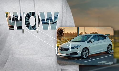 Sudadera gris claro con letra WOW, letras con fotocollage de autos blancos, muestra el detalle del Opel Astra al lado