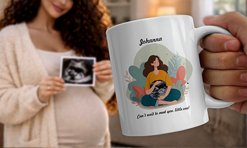 Persona embarazada sosteniendo una foto de ultrasonido; taza con el nombre Johanna y barriga ilustrada, fondo de follaje