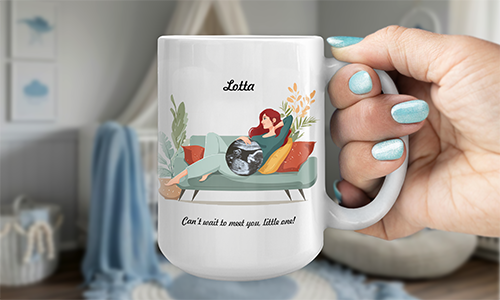 Taza con mujer embarazada llamada Lotta reclinada en sofá, ilustración del feto, fondo de habitación acogedora