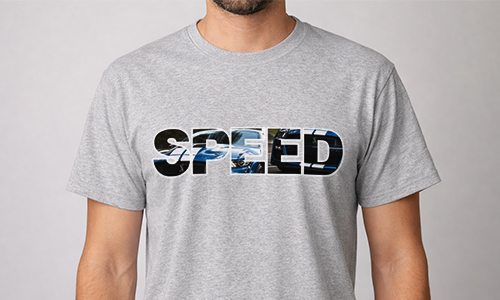 Persona usando camiseta SPEED gris con letras en negrita llenas de imágenes de vehículos rápidos, efecto de movimiento dinámico