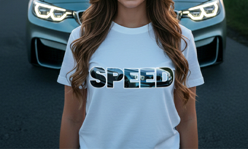 Persona con camiseta SPEED blanca delante de un coche con las luces encendidas, letras reflejadas en el pecho
