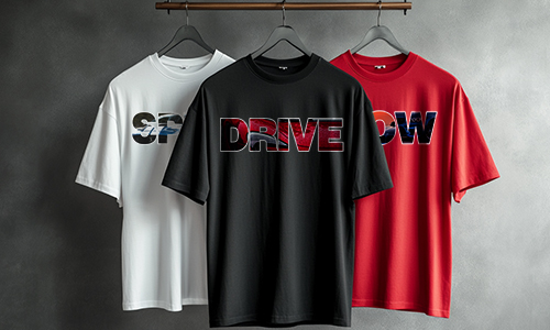 Tres camisetas en perchero: SPEED blanca, DRIVE negra, FLOW roja, diseños de texto abstracto en fondo gris