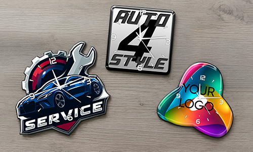 Tres relojes de pared personalizados: izquierda SERVICE con coche y engranaje, centro AUTO 4 STYLE cuadrado, derecha diseño abstracto YOUR LOGO