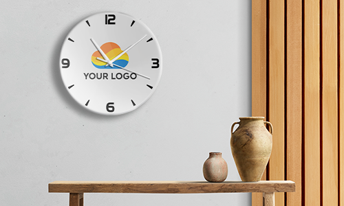Reloj de pared redondo con diseño colorido con tu logotipo en el centro, hora aproximadamente 10:10, mesa de madera con jarrones de cerámica debajo