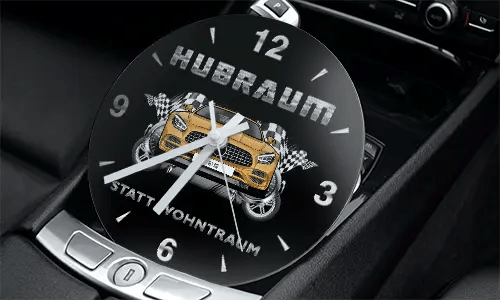 Rennsport-Uhr in der Mittelkonsole mit zwei Autos, Zielflaggen und Schriftzug HUBRAUM STATT WOHNTRAUM