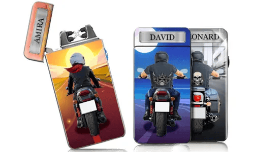 Drei Feuerzeuge mit Motorradmotiven. Jedes Feuerzeug zeigt einen Fahrer von hinten mit personalisierten Designs und Hintergründen, die ein Gefühl von Abenteuer vermitteln.