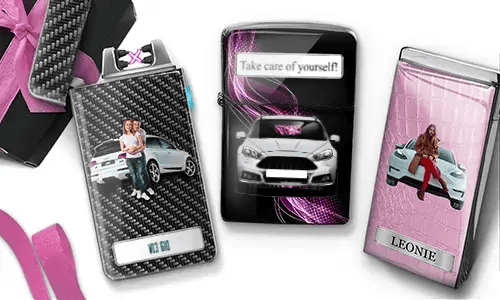 Drei Feuerzeuge mit auto­bezogenen Designs, die Bilder von Autos und Menschen zeigen, vor schwarzem und pinkem Hintergrund und mit einem stilvollen, modernen Flair.