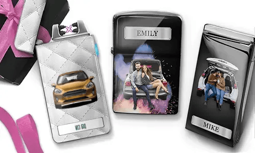 Drei personalisierte Zigarettenetuis sind zu sehen. Das erste zeigt ein Auto mit Kennzeichen. Das zweite zeigt ein Paar, das auf einem Auto sitzt, mit der Aufschrift „Emily“ vor farbenfrohem Hintergrund. Das dritte zeigt ein Paar im Kofferraum eines Autos, mit der Aufschrift „Mike“. Rosafarbene Schleifenakzente sind sichtbar.