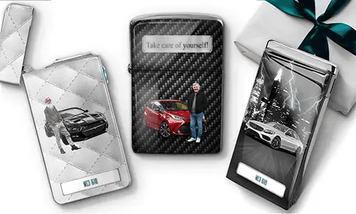 Drei personalisierte Feuerzeuge zeigen Bilder von Autos mit Menschen, Kennzeichen-Designs und eine Botschaft mit der Aufschrift „HAB DICH LIEB, OPA!“. Daneben liegt ein eingepacktes Geschenk.