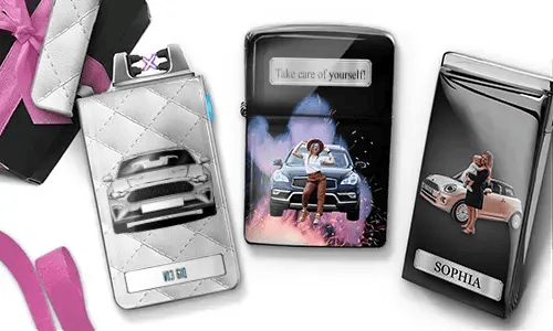 Stilvolle Feuerzeuge mit Frauen, die mit Luxusautos posieren. Auf einem steht „Beste Mama“, auf einem anderen „Beste Mama der Welt“, arrangiert vor einem geschenkähnlichen Hintergrund.