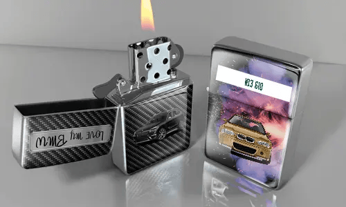 Zwei Metallfeuerzeuge mit Automotiven: silber mit Flamme und kyrillischem Text, kosmisches Design mit buntem Hintergrund