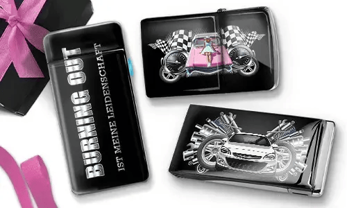 Ein dekoratives Feuerzeug und zwei Etuis mit Rennmotiven. Ein Feuerzeug trägt die Aufschrift „Burning Out Ist Meine Leidenschaft“ mit lebhaften Auto-Grafiken.