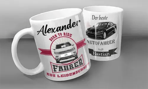 Zwei weiße Tassen mit personalisierten Auto-Motiven: links mit silbernem Fahrzeug und deutschem Text für Alexander, rechts mit weißem Fahrzeug und markanter Schrift für Bastian