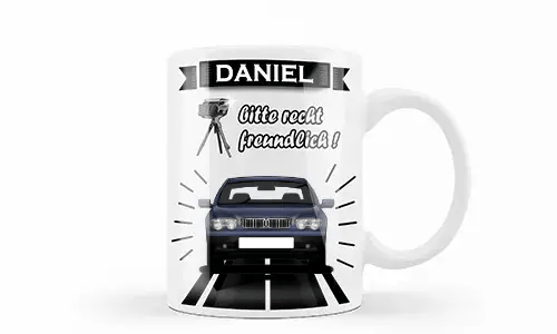 Weiße Tasse mit silbernem Auto und Blitzer-Grafik, Name Daniel und humorvollem deutschen Text