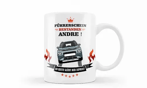 Weiße Tasse mit silbernem Auto, Flammen und Reifenspuren, deutscher Glückwunschtext zur Führerscheinprüfung für Andre