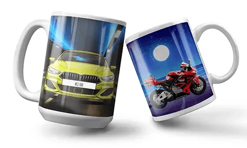 Zwei Tassen sind abgebildet; die erste zeigt ein lebhaftes grünes Auto mit eingeschalteten Scheinwerfern, das durch einen Tunnel rast. Die zweite zeigt ein rotes Motorrad unter einem Vollmond.