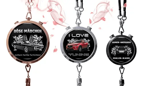 Drei runde Anhänger mit Auto-Themen auf schwarzen Hintergründen. Links: Oldtimer mit deutschem Text und Schachbrettflaggen. Mitte: rotes SUV, „I Love Tuning.“ Rechts: blaues Auto mit Schachbrettflaggen und deutschem Text. Pinke Blumenakzente rundherum.