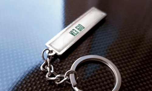 Metalen sleutelhanger met vlaggenontwerp-pendant en chromen ring