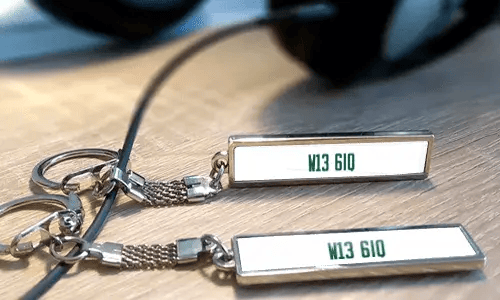 Personalisierte Metallschlüsselanhänger mit individuellem Text und Nummernschild-Style Anhängern