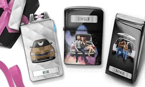 Drei personalisierte Zigarettenetuis sind zu sehen. Das erste zeigt ein Auto mit Kennzeichen. Das zweite zeigt ein Paar, das auf einem Auto sitzt, mit der Aufschrift „Emily“ vor farbenfrohem Hintergrund. Das dritte zeigt ein Paar im Kofferraum eines Autos, mit der Aufschrift „Mike“. Rosafarbene Schleifenakzente sind sichtbar.