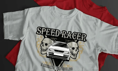 Weißes T-Shirt mit SPEED RACER Schriftzug, silberner BMW-Grafik, zwei Schädeln, gelben Ornamenten und schwarzem Hintergrund