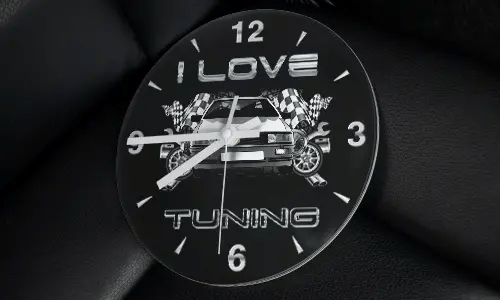 Wanduhr mit getuntem Auto, Zielflaggen, Rädern und Schriftzug I LOVE TUNING auf schwarzem Hintergrund