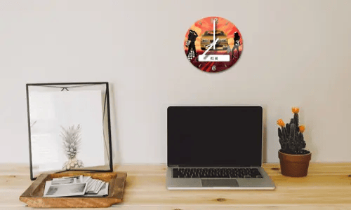 wanduhr mit foto auf dem Wand neben Laptop wanduhr fotos