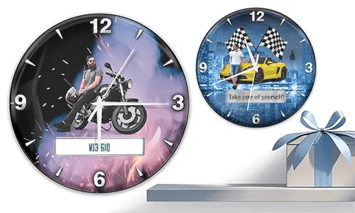 Zwei Wanduhren mit männlichen Figuren und Fahrzeugen: links mit Motorrad und Flammenmotiv, rechts mit gelbem Sportwagen und Rennflaggen