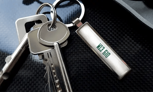 Portachiavi con pendente illustrato con auto e anello in metallo