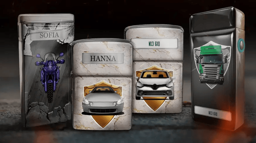 Sammlung dekorativer Dosen mit Fahrzeugmotiven auf marmorähnlichem Hintergrund. Die Dosen zeigen ein Motorrad, blaue und rote Autos sowie einen grünen LKW mit Kennzeichen. Die Namen „SOFIA“ und „HANNA“ sind sichtbar, was ein elegantes und stilvolles Design vermittelt.